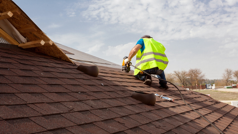 Two Things to Look for When Hiring a Company to Install Your New Roof